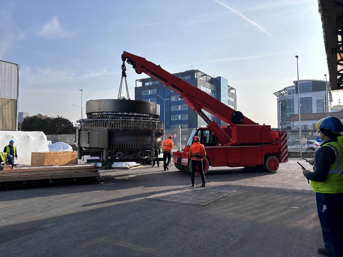 Rozładunek maszyny rozlewniczej dźwigiem — realizacja KEMEX